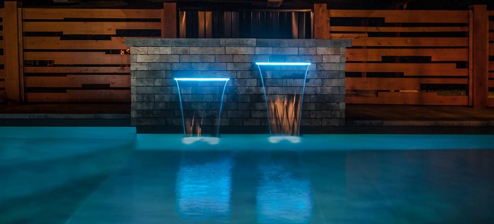 Пример оригинального дизайна: бассейн среднего размера, произвольной формы на боковом дворе в стиле модернизм с мощением клинкерной брусчаткой
