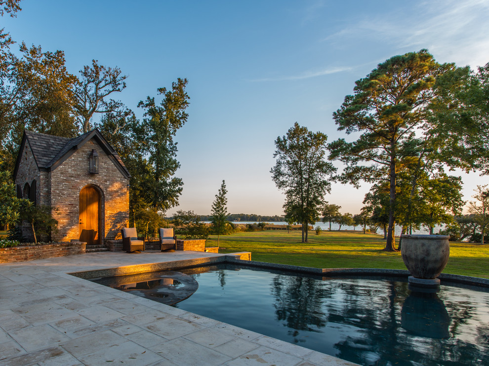 Ejemplo de casa de la piscina y piscina tradicional de tamaño medio a medida en patio trasero con adoquines de piedra natural