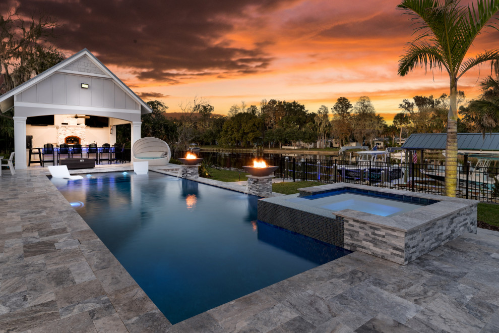 Foto de casa de la piscina y piscina natural marinera grande rectangular en patio trasero con adoquines de piedra natural