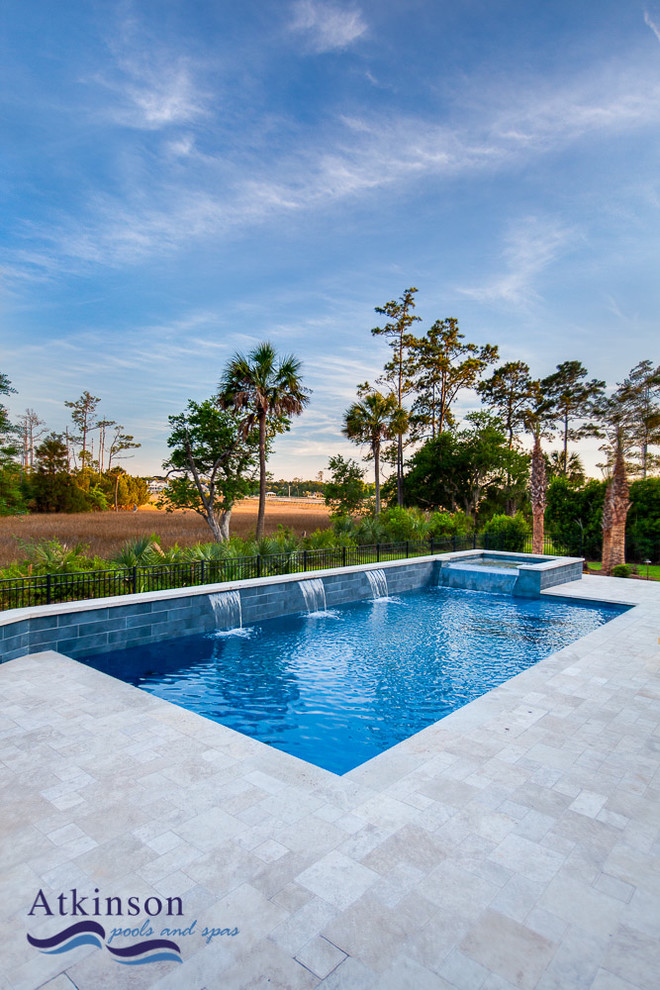 Идея дизайна: естественный, прямоугольный бассейн среднего размера на заднем дворе в современном стиле с покрытием из каменной брусчатки и джакузи