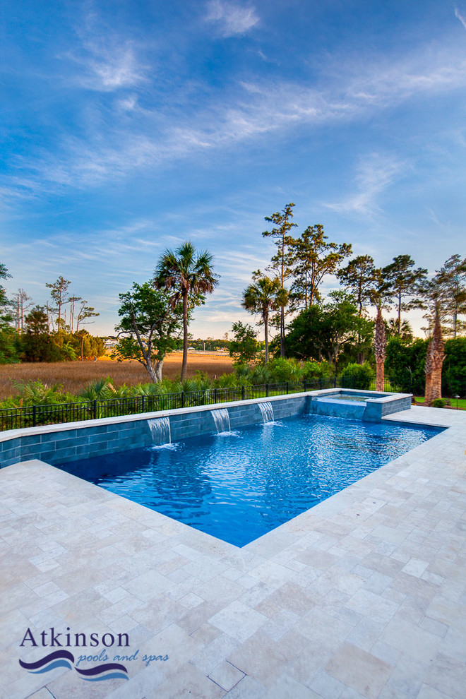 Свежая идея для дизайна: естественный, прямоугольный бассейн среднего размера на заднем дворе в современном стиле с покрытием из каменной брусчатки и джакузи - отличное фото интерьера