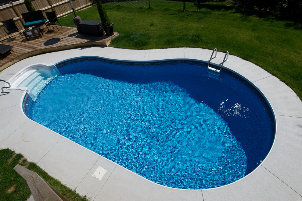 Пример оригинального дизайна: маленький бассейн на заднем дворе в стиле модернизм с покрытием из бетонных плит и джакузи для на участке и в саду
