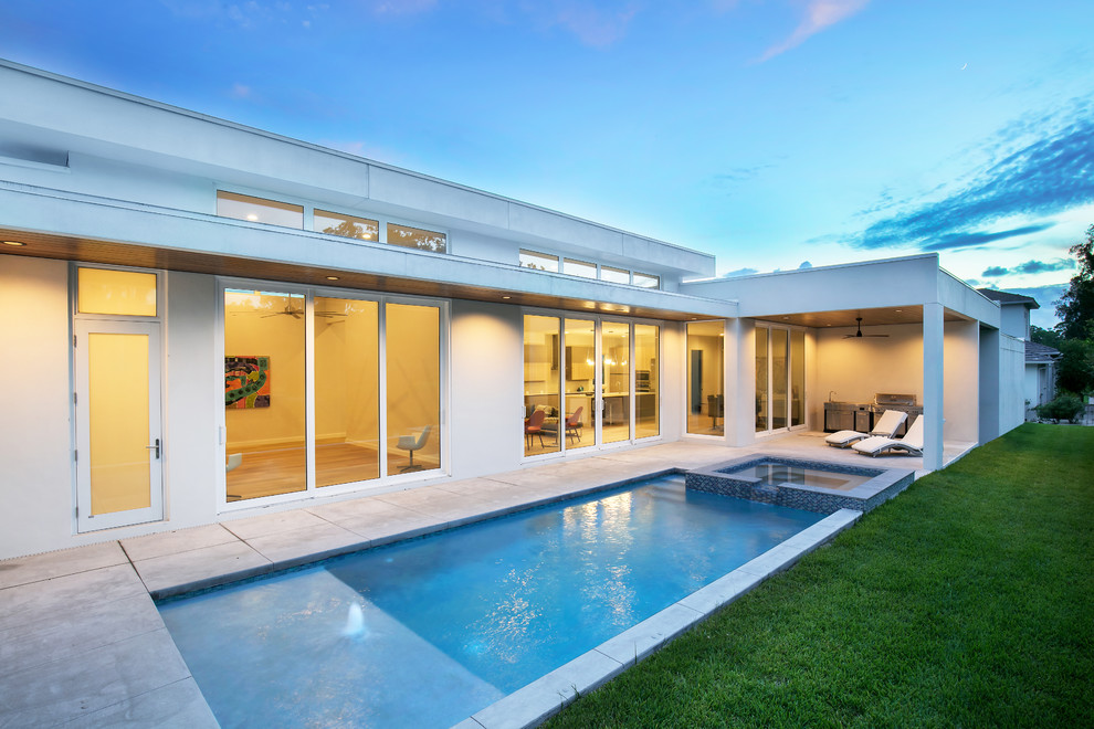 Kleiner Moderner Pool hinter dem Haus in rechteckiger Form mit Betonplatten in Tampa