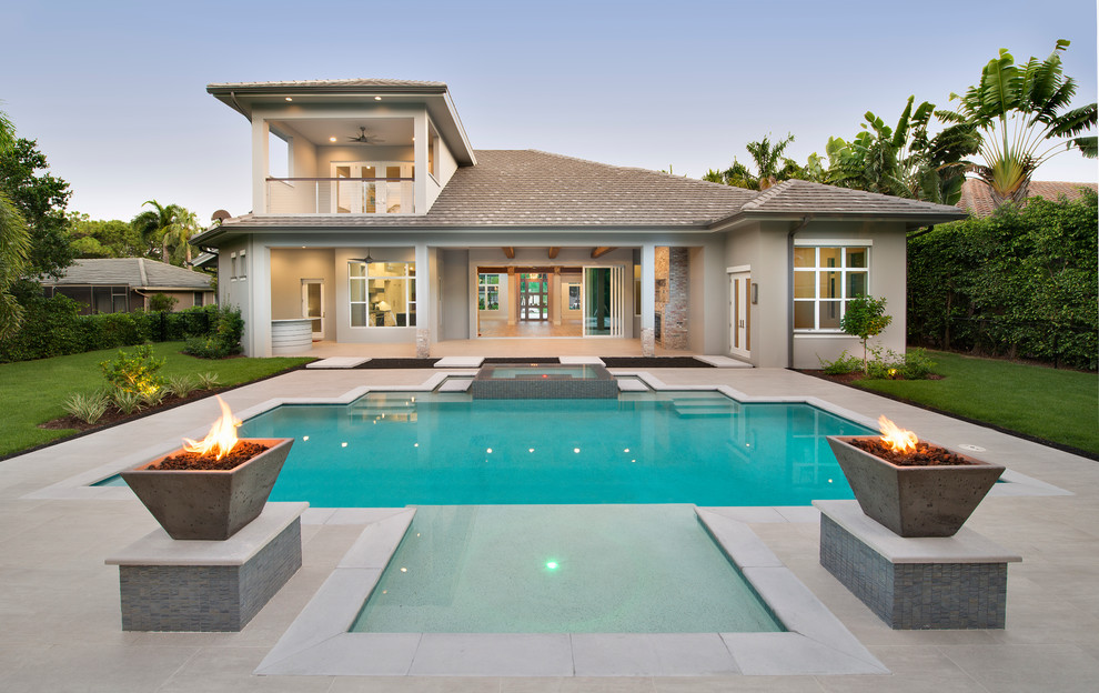 Mittelgroßer, Gefliester Moderner Pool hinter dem Haus in rechteckiger Form mit Wasserspiel in Miami