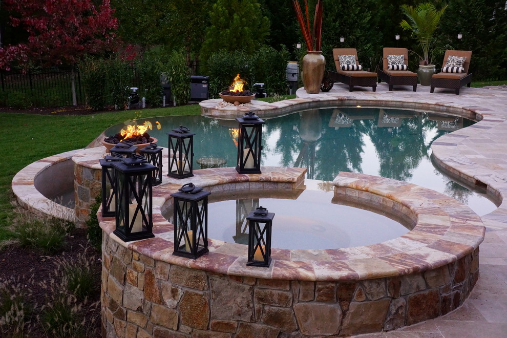 Modelo de piscinas y jacuzzis contemporáneos grandes a medida en patio trasero con adoquines de piedra natural