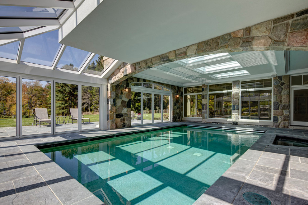 Immagine di una piscina classica con una dépendance a bordo piscina