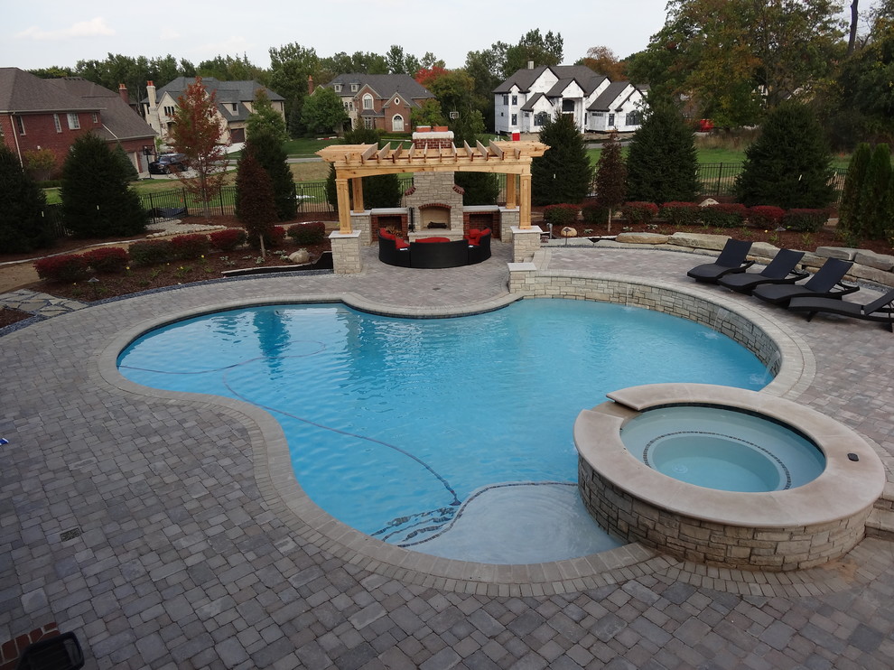 Großer Klassischer Pool hinter dem Haus in individueller Form mit Betonboden in Detroit
