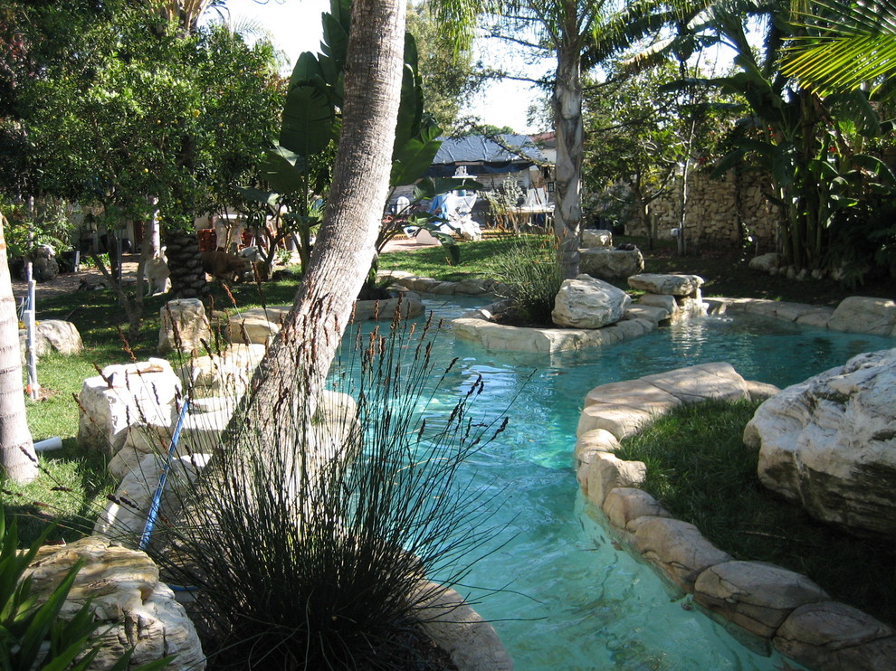 Großer Pool hinter dem Haus in individueller Form mit Wasserspiel in Los Angeles