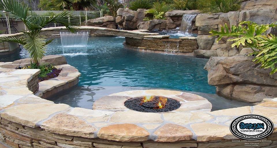 Foto di una piscina naturale minimal personalizzata dietro casa