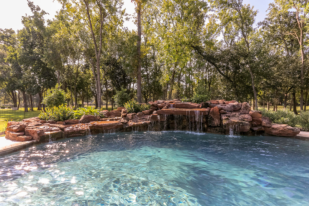 Esempio di una piscina naturale classica personalizzata di medie dimensioni e dietro casa con piastrelle