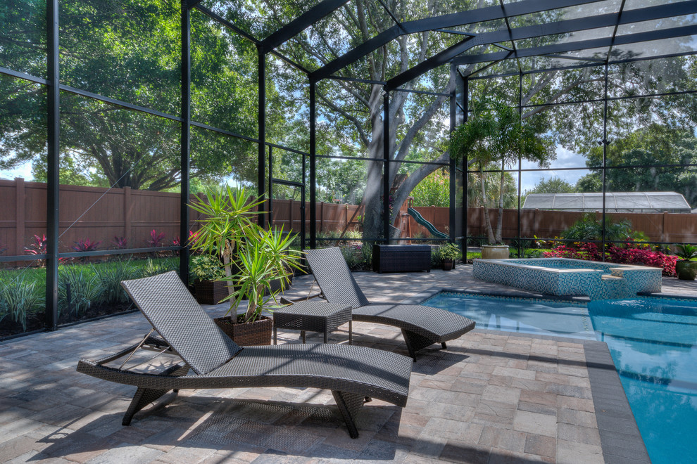 Idee per una grande piscina monocorsia classica personalizzata dietro casa con una vasca idromassaggio e pavimentazioni in pietra naturale