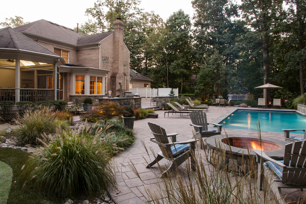 Foto de piscinas y jacuzzis alargados eclécticos de tamaño medio rectangulares en patio trasero con adoquines de hormigón