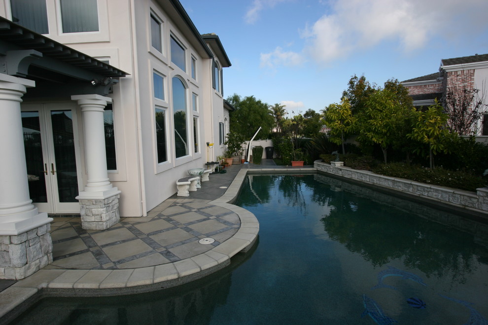 Inspiration for a timeless pool remodel in Los Angeles