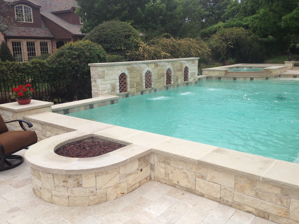 Großer Mediterraner Pool hinter dem Haus in rechteckiger Form mit Natursteinplatten in Dallas