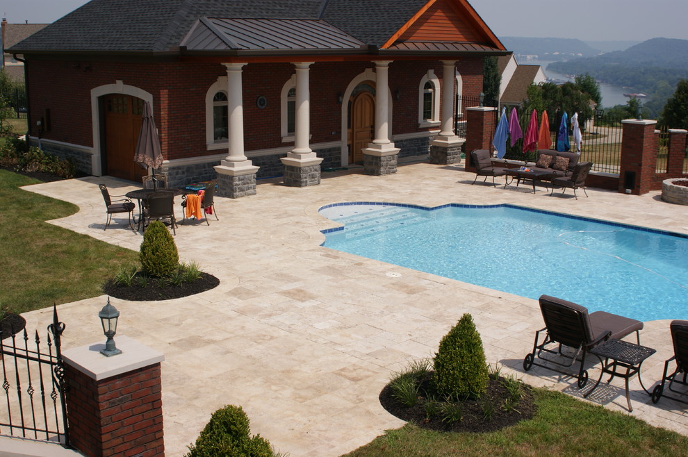 Modelo de piscina alargada rural grande rectangular en patio con adoquines de piedra natural