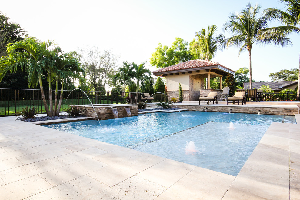 Aménagement d'une piscine naturelle et arrière contemporaine de taille moyenne et rectangle avec un bain bouillonnant et des pavés en pierre naturelle.