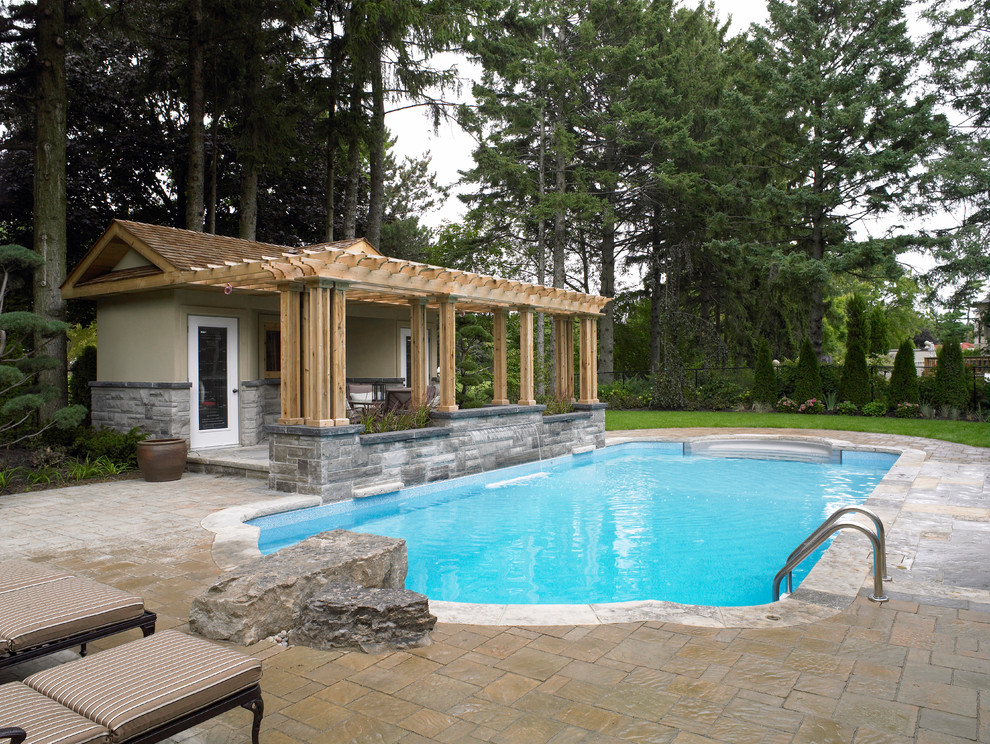 Foto de piscina con fuente natural actual grande a medida en patio trasero con adoquines de ladrillo