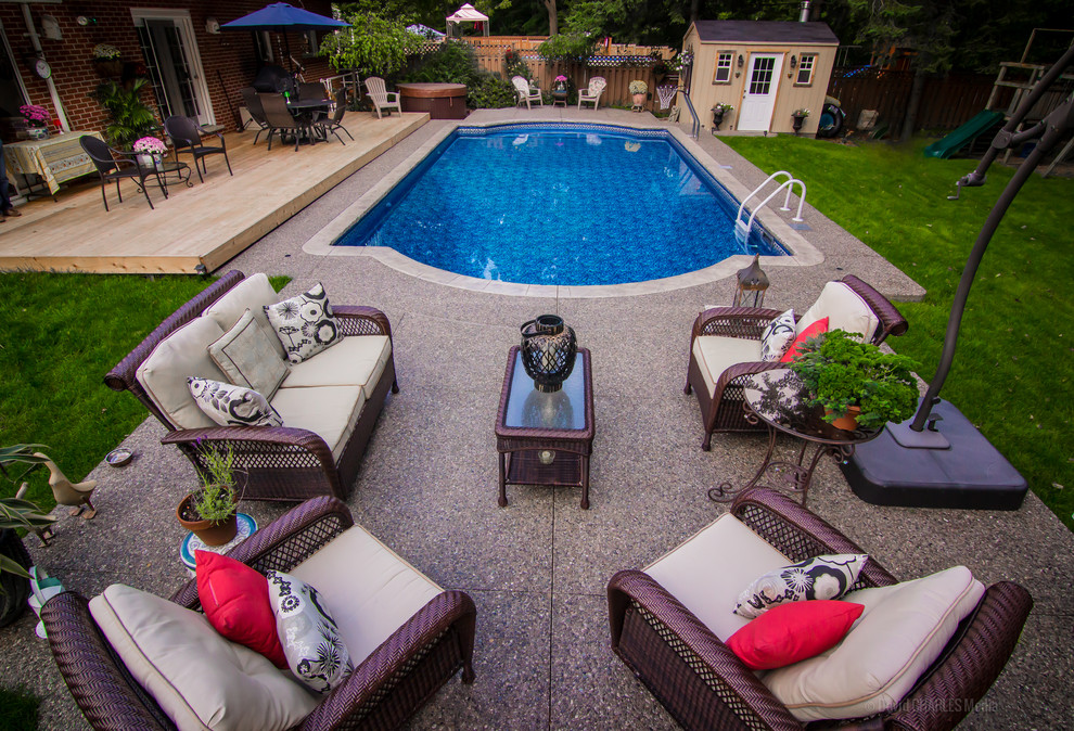 Идея дизайна: естественный бассейн среднего размера, произвольной формы на заднем дворе в современном стиле с домиком у бассейна и покрытием из гравия