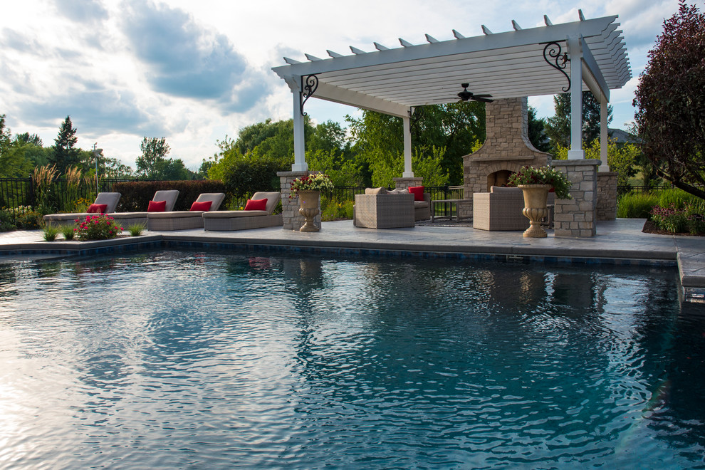 Esempio di una piccola piscina tradizionale personalizzata dietro casa con cemento stampato