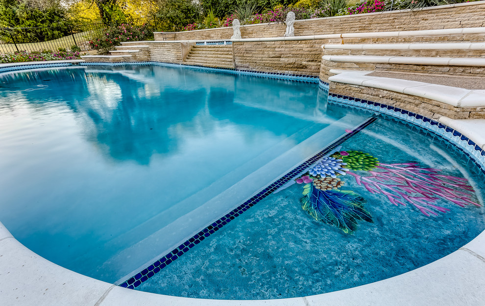 Ispirazione per una grande piscina monocorsia classica personalizzata dietro casa con fontane e lastre di cemento