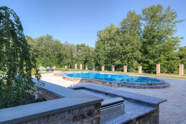 Roman-style swimming pool with fountain - Méditerranéen - Piscine - New ...