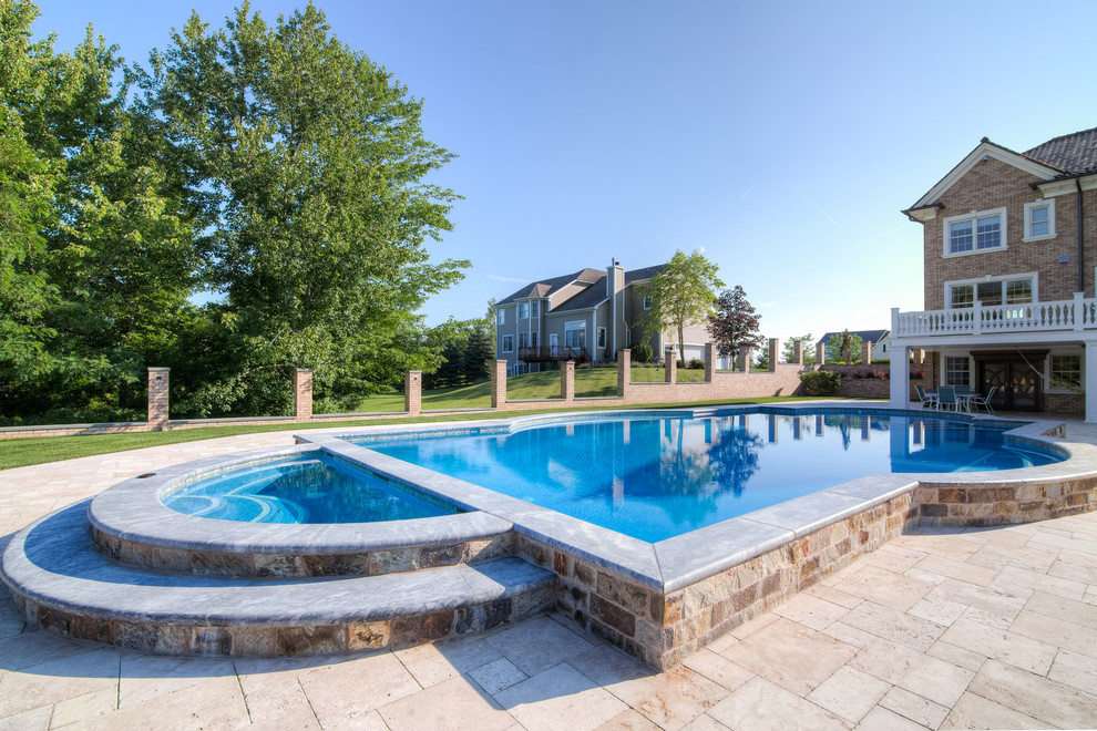 Foto de piscinas y jacuzzis elevados mediterráneos de tamaño medio a medida en patio trasero con adoquines de piedra natural