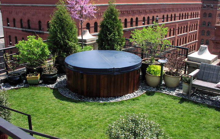 Großes Modernes Poolhaus auf dem Dach in runder Form mit Betonplatten in New York