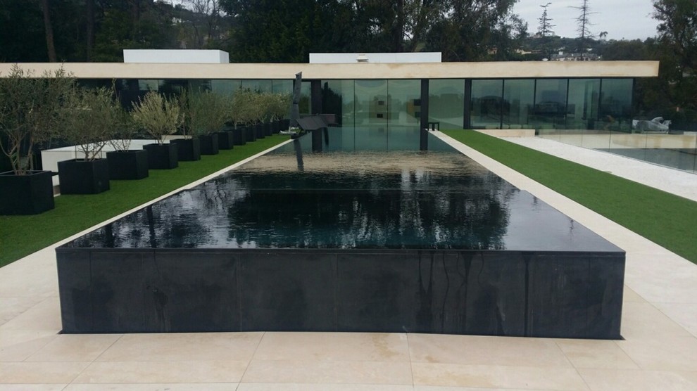 Großer Moderner Pool auf dem Dach in rechteckiger Form in Los Angeles