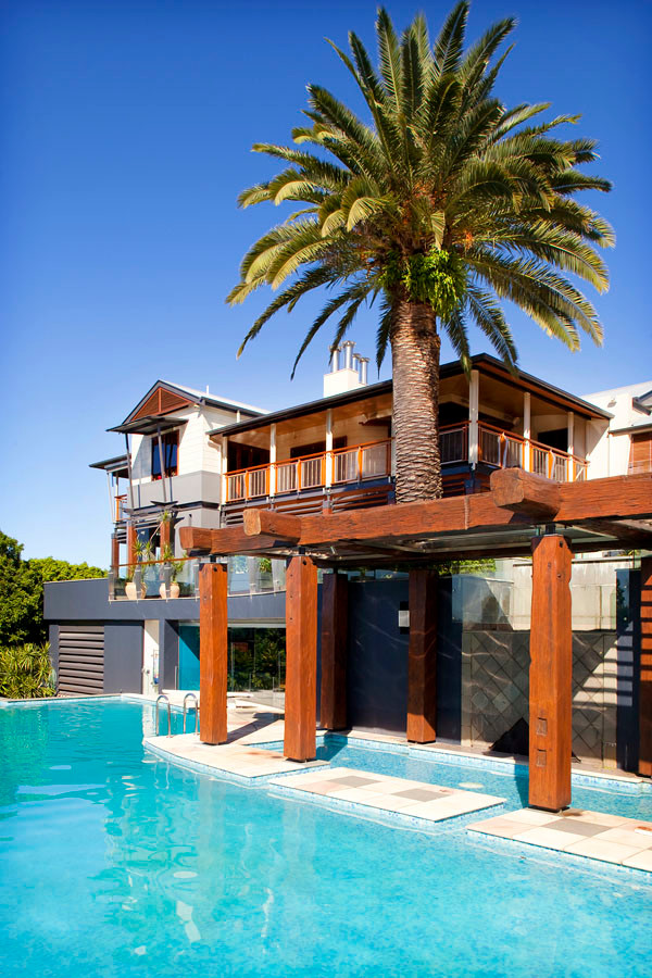 Idee per un'ampia piscina classica personalizzata dietro casa con pavimentazioni in pietra naturale
