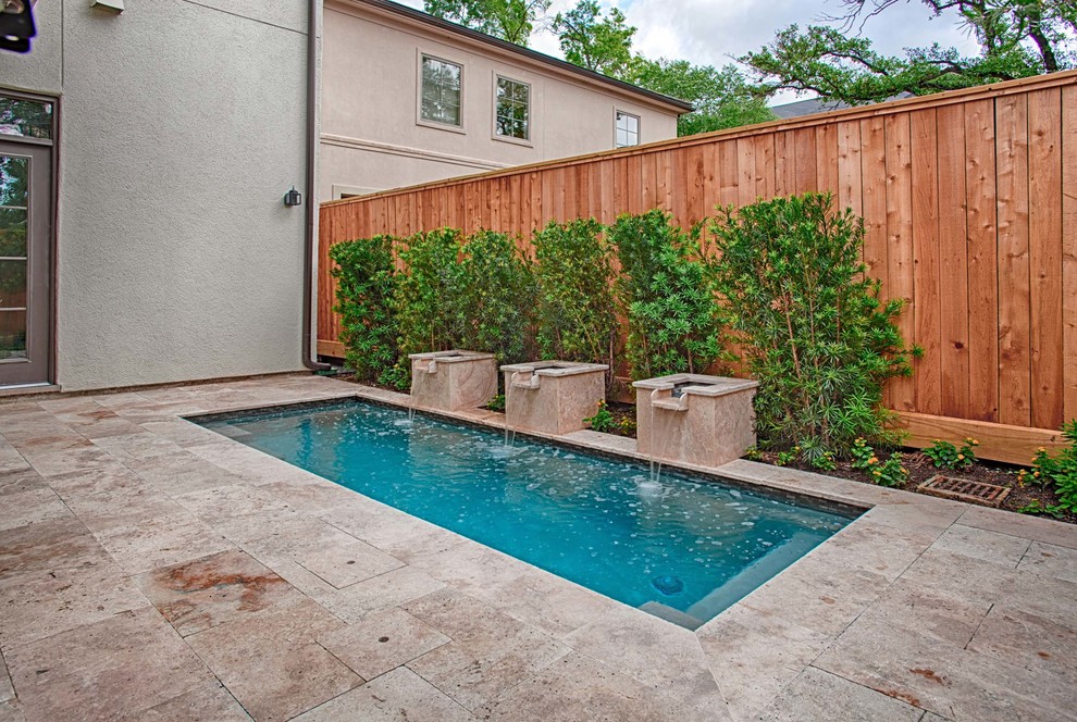 ヒューストンにある高級な小さなコンテンポラリースタイルのおしゃれな裏庭プール (噴水、天然石敷き) の写真