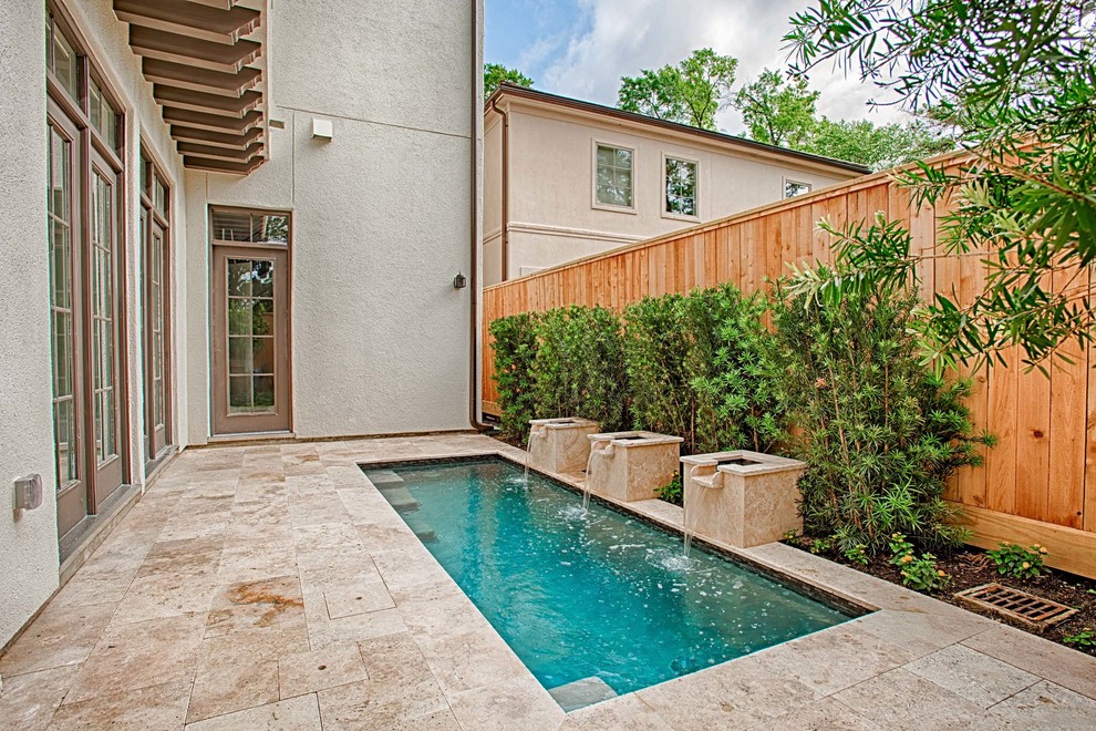 Ejemplo de piscina con fuente contemporánea pequeña rectangular en patio trasero con adoquines de piedra natural