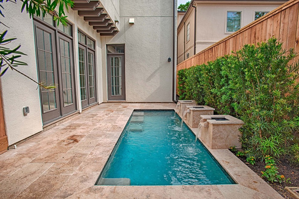 Réalisation d'une petite piscine arrière design rectangle avec un point d'eau et des pavés en pierre naturelle.