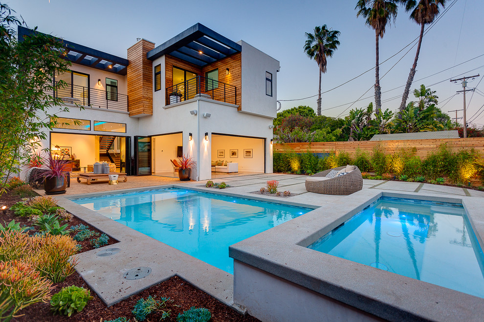 Источник вдохновения для домашнего уюта: бассейн на заднем дворе в современном стиле с покрытием из бетонных плит и забором