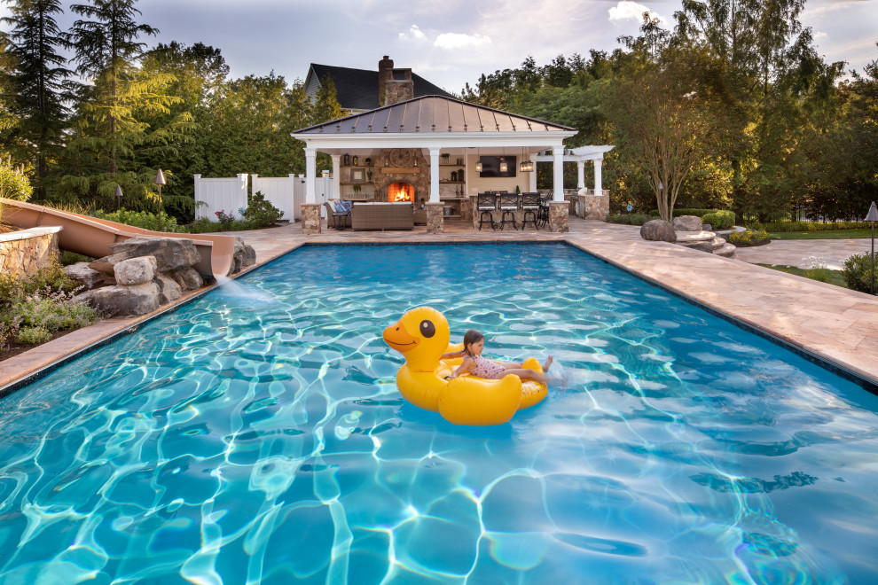 Foto de casa de la piscina y piscina tradicional renovada de tamaño medio en patio trasero con adoquines de piedra natural
