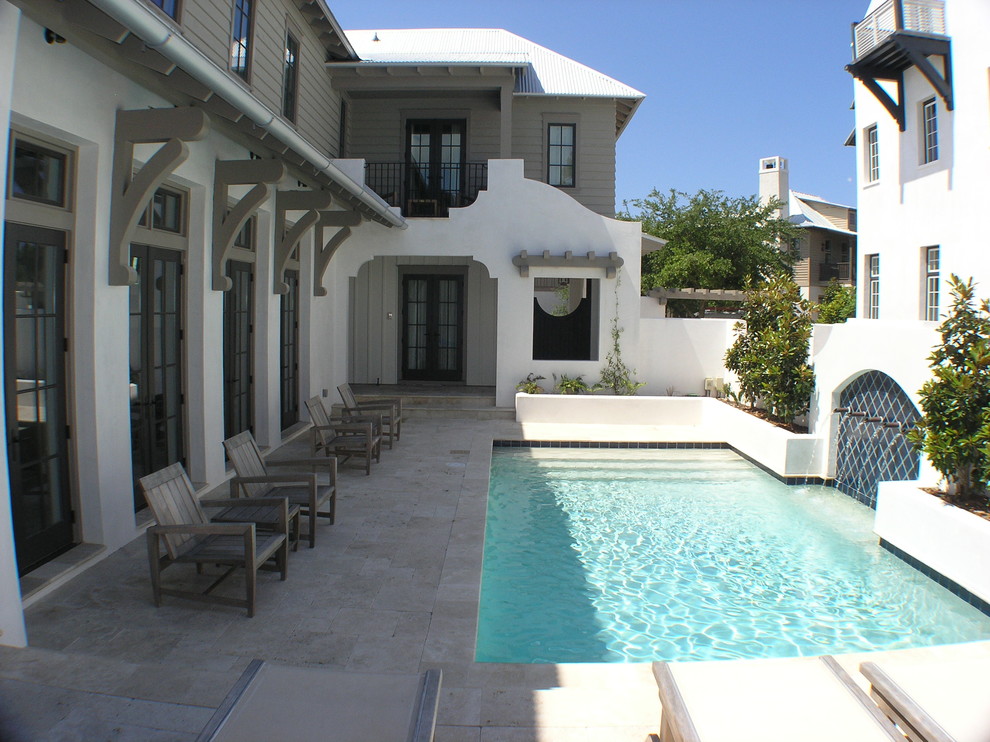 Modelo de piscina con fuente mediterránea pequeña rectangular en patio con suelo de baldosas