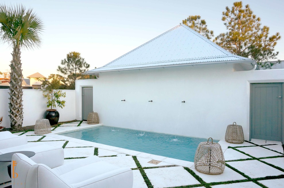 Ejemplo de piscina tradicional renovada extra grande rectangular en patio con adoquines de hormigón