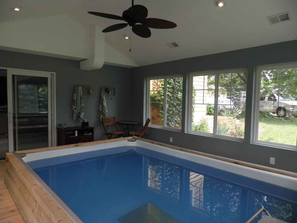 Modelo de piscina tradicional de tamaño medio rectangular y interior con entablado