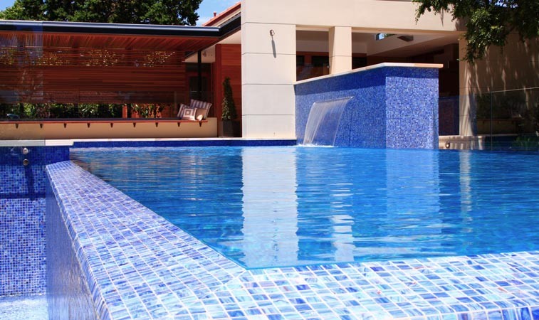Idee per una piscina monocorsia moderna rettangolare di medie dimensioni e dietro casa con pavimentazioni in pietra naturale