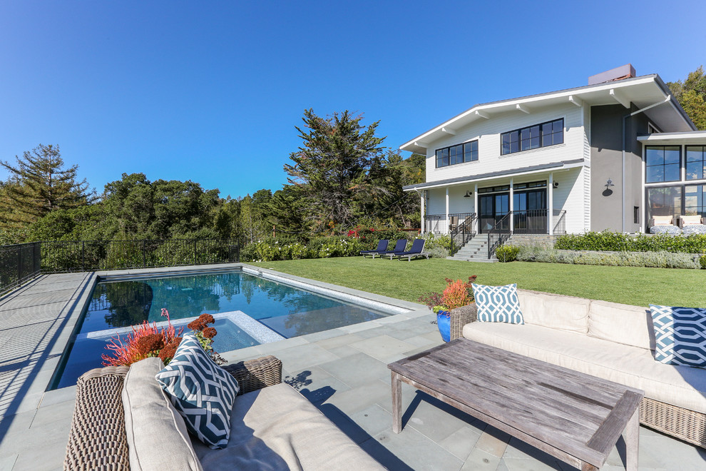 Moderner Pool hinter dem Haus in rechteckiger Form mit Natursteinplatten in San Francisco