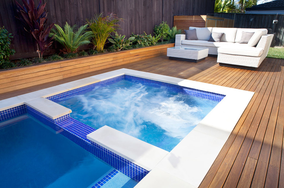 Diseño de piscina contemporánea pequeña rectangular con entablado