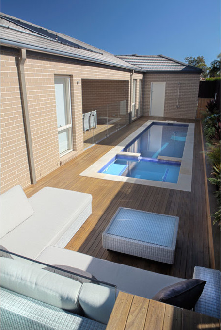 Cette photo montre une petite piscine tendance rectangle avec une terrasse en bois.