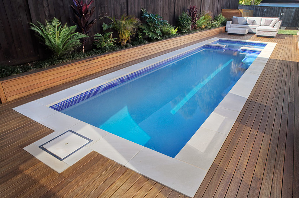 Idée de décoration pour une petite piscine design rectangle avec une terrasse en bois.