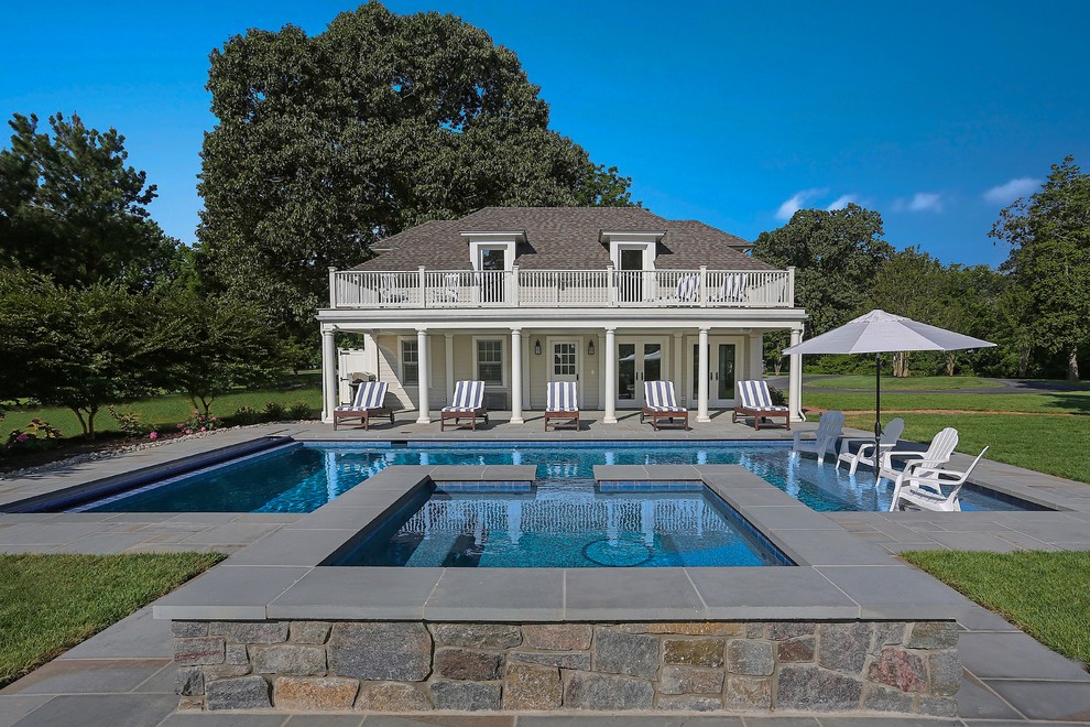 Großes Country Poolhaus neben dem Haus in rechteckiger Form mit Natursteinplatten in Washington, D.C.