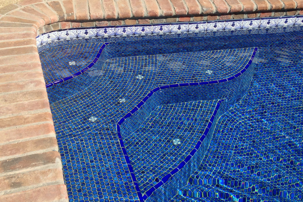 На фото: большой спортивный, прямоугольный бассейн на заднем дворе в стиле фьюжн с мощением клинкерной брусчаткой и джакузи