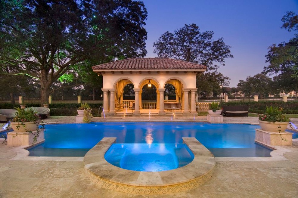 Modelo de casa de la piscina y piscina alargada mediterránea a medida en patio trasero con suelo de baldosas