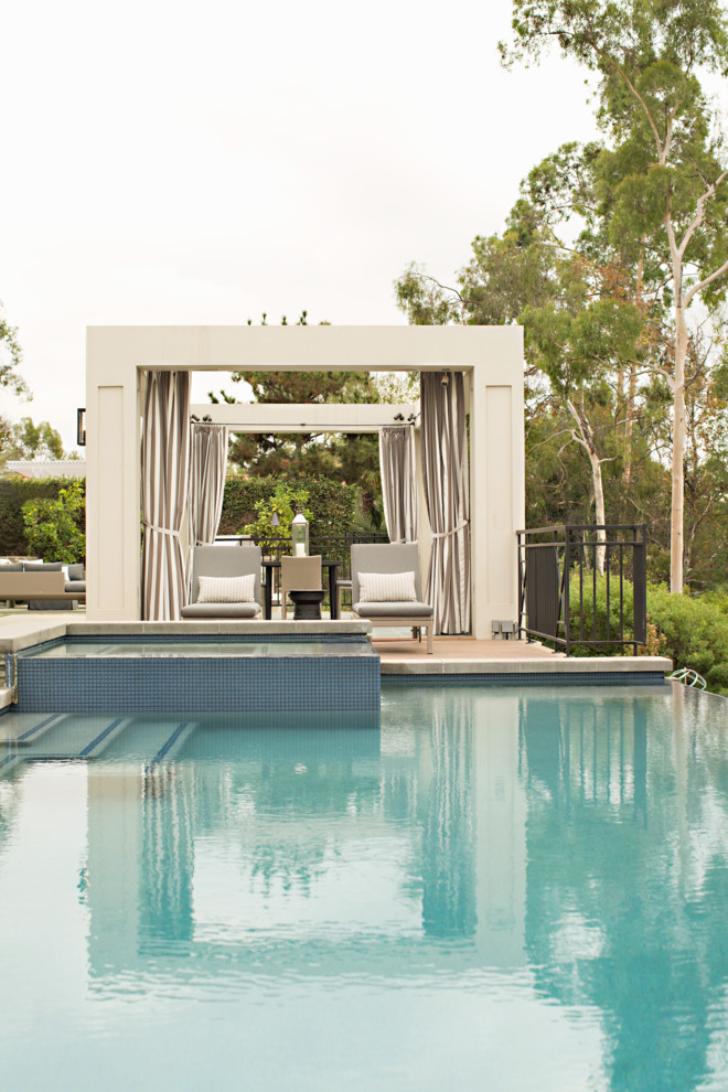 Imagen de piscina con fuente natural minimalista de tamaño medio a medida en patio trasero con losas de hormigón