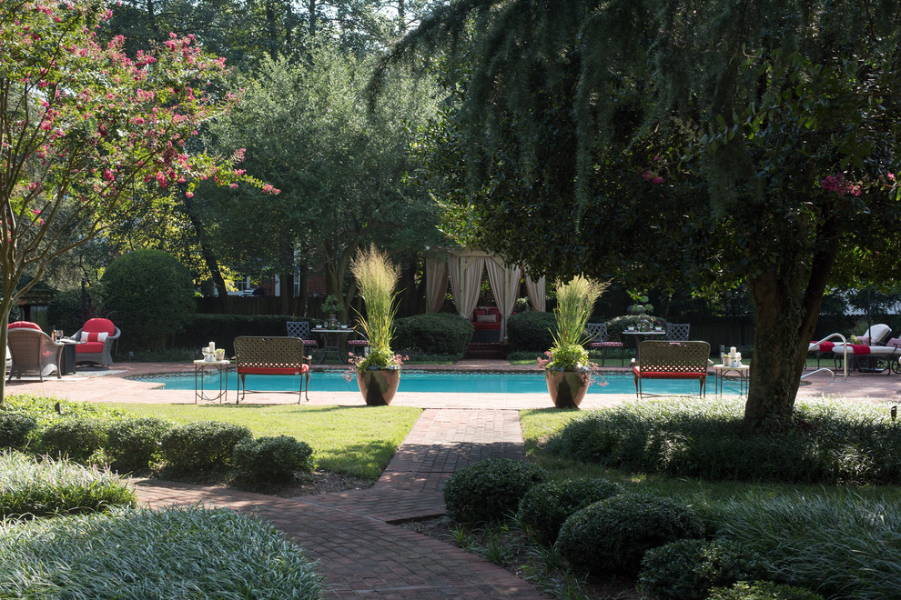 Bild på en mellanstor vintage pool på baksidan av huset, med marksten i tegel