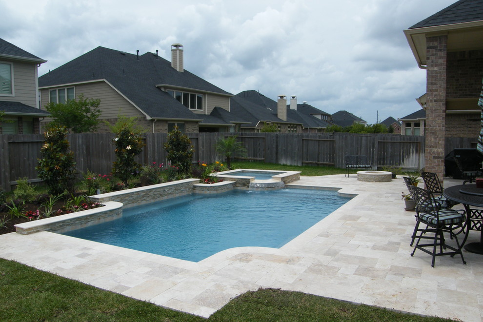 На фото: прямоугольный бассейн среднего размера на заднем дворе в современном стиле с джакузи и покрытием из каменной брусчатки с