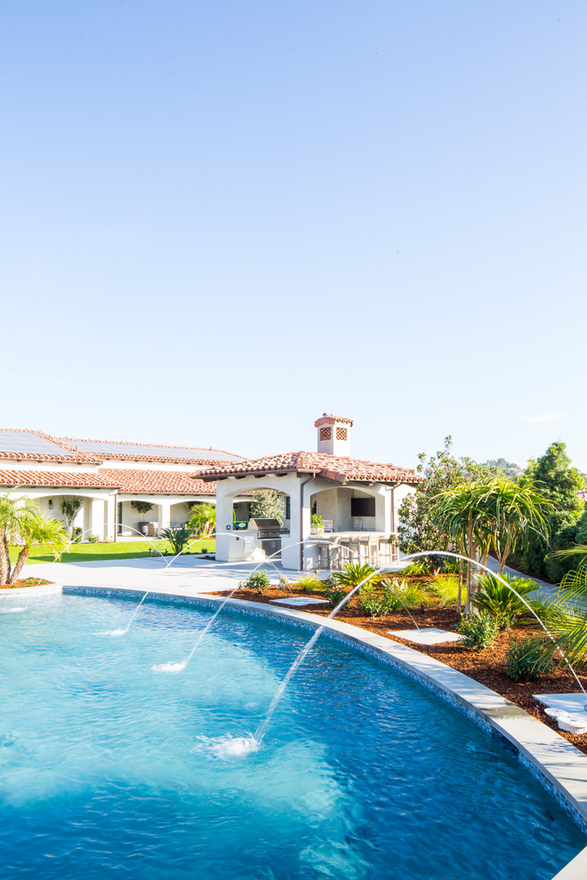 Geräumiges Mediterranes Poolhaus hinter dem Haus in individueller Form in San Diego