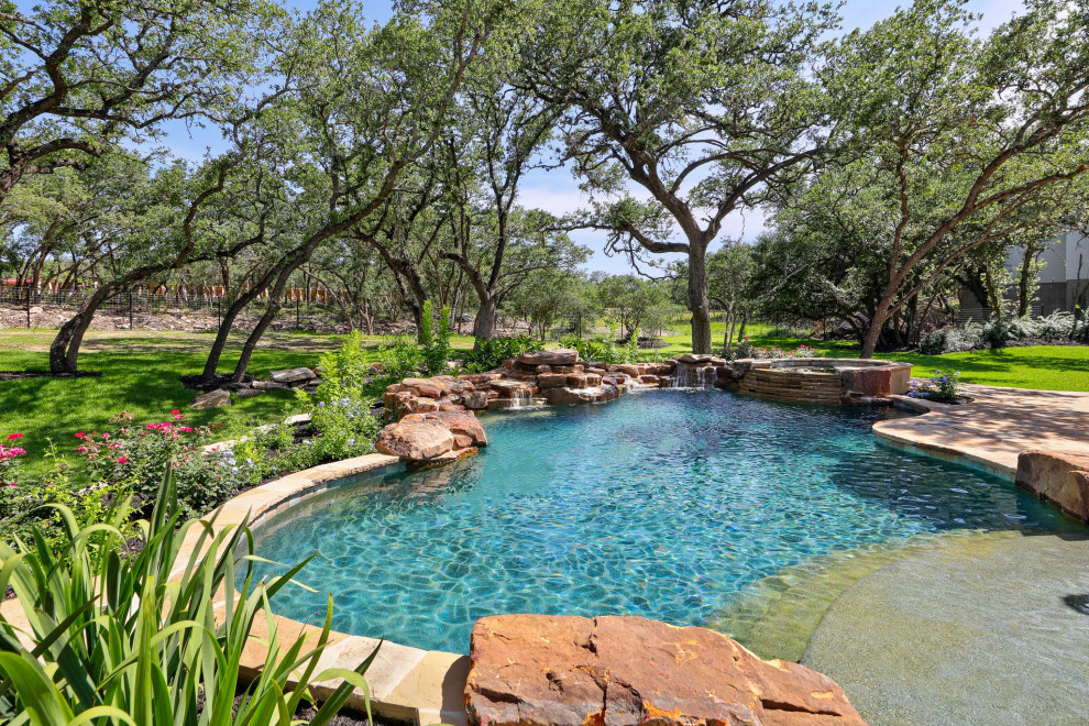 Aménagement d'une grande piscine naturelle montagne sur mesure avec une terrasse en bois.